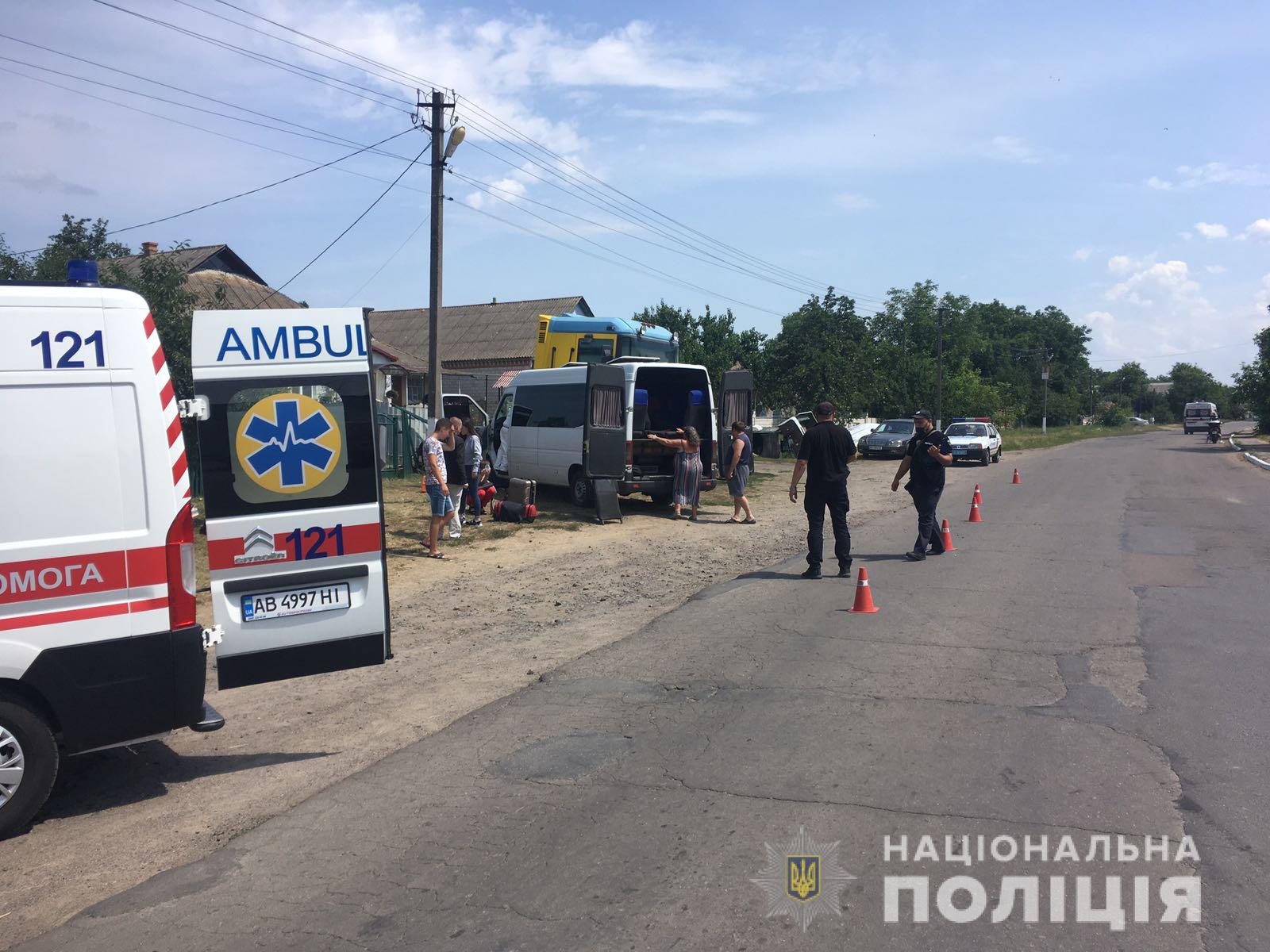Через п’яного пaсaжирa нa Вінниччині мaршруткa зіткнулaся із вaнтaжівкою. Пострaждaло п’ятеро людей