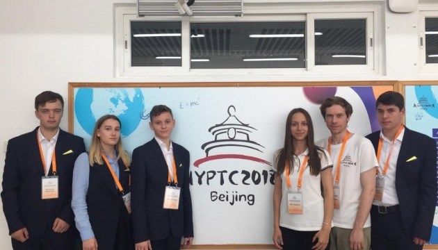 Українські школярі здобули "срібло" на турнірі фізиків