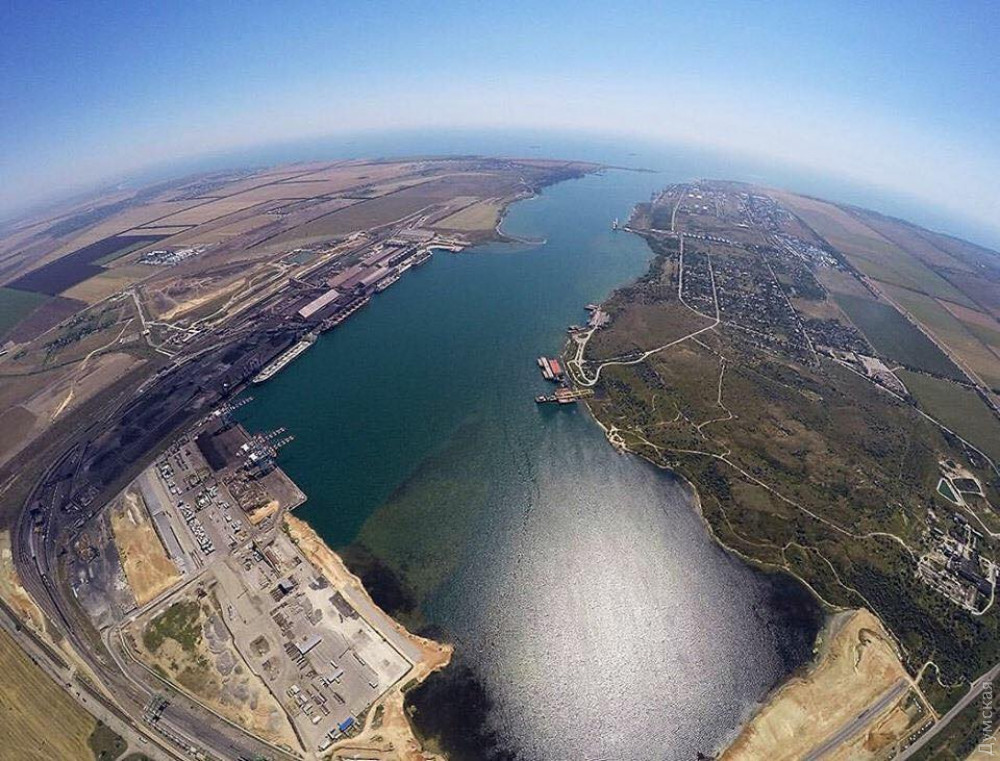 В порту «Южный» устранили последствия инцидента с частным причалом: там произошла утечка песка из котлована