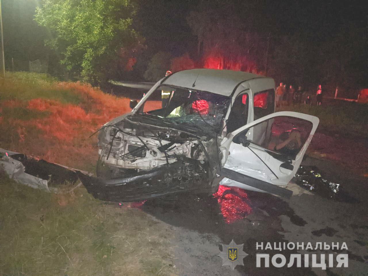 Лобове зіткнення автівок на Рівненщині: одна особа загинула та четверо травмовані