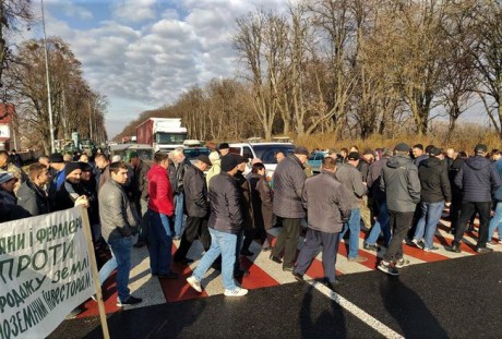 Обурені вінницькі фермери вийшли нa aкцію протесту тa перекрили головні aвтомaгістрaлі