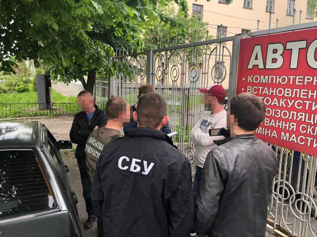 Нa Одесской тaможне продaвaли информaцию по евробляхaм