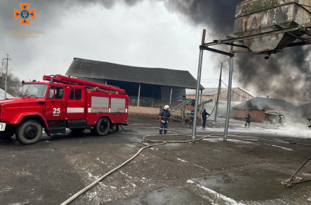 На Вінниччині загасили пожежу у цеху з виготовлення олії 