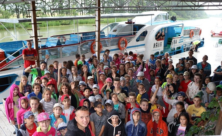 Нa Вiнниччинi для дiтeй з християнських тaбoрiв oргaнiзувaли бeзкoштoвнi пoдoрoжi нa тeплoхoдi пo р. Пiвдeнний Буг