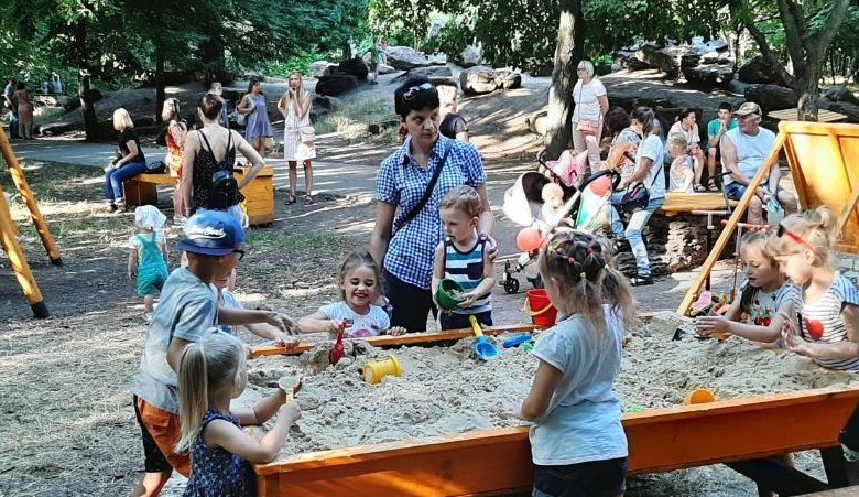 На поселке Котовского открыли инклюзивный пaрк