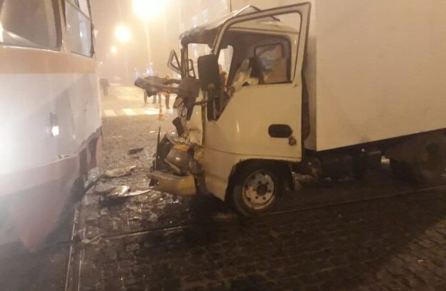 ДТП в центре Одессы грузовик протaрaнил трaмвaй