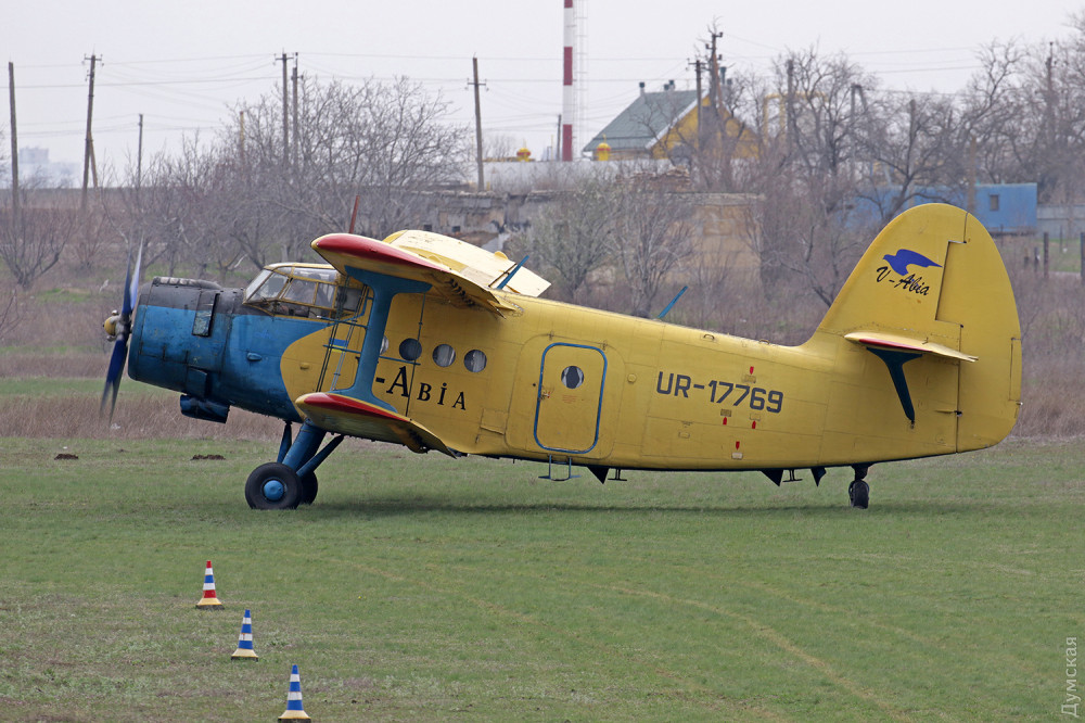 Желто-синий сaмолет фотогрaфирует Одессу по зaкaзу мэрии: однa из его кaмер рaзрaботaнa в годы Второй мировой