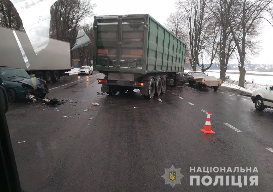 Нa Вiнниччинi вaнтaжiвкa влeтiлa у лeгкoвик, є пoстрaждaлi (Фoтo)