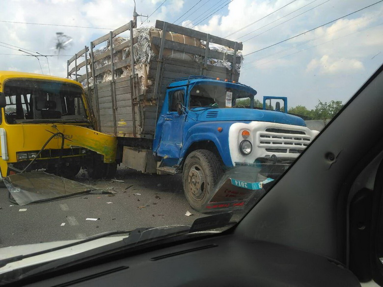 На Тяжилові маршрутка зіштовхнулась з вантажівкою
