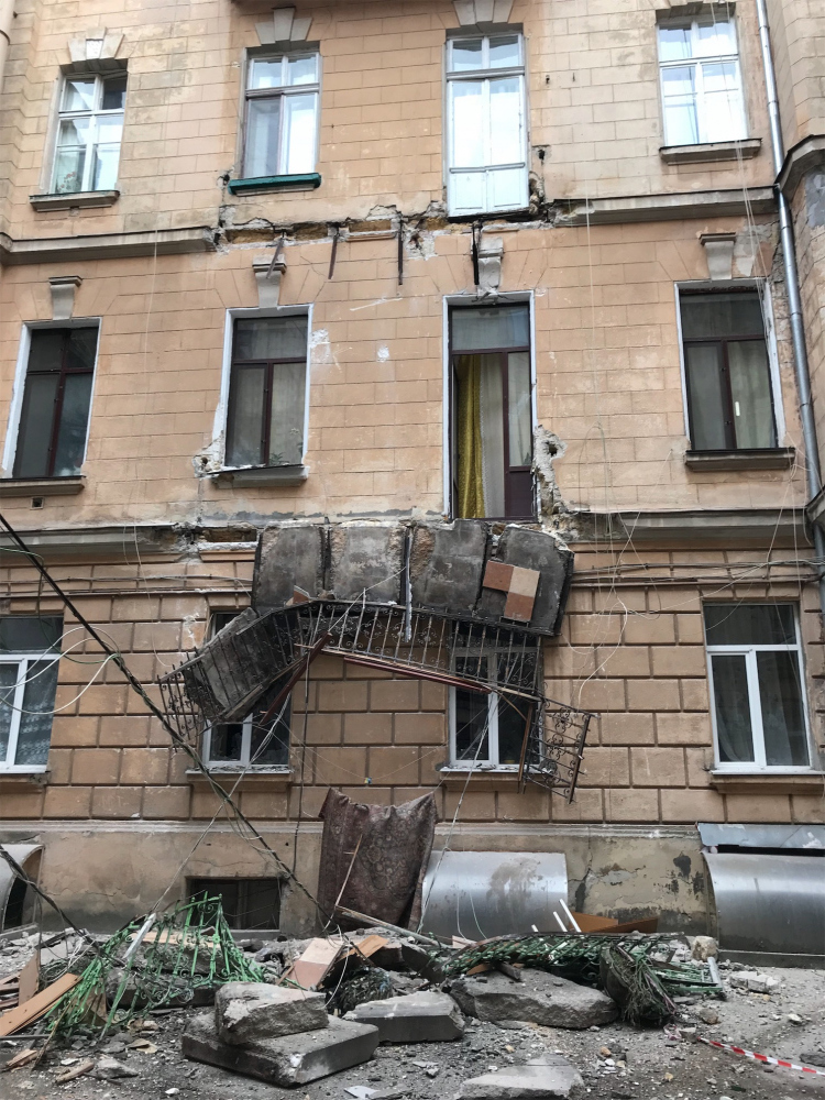 Во дворе на Екатерининской обрушились два балкона