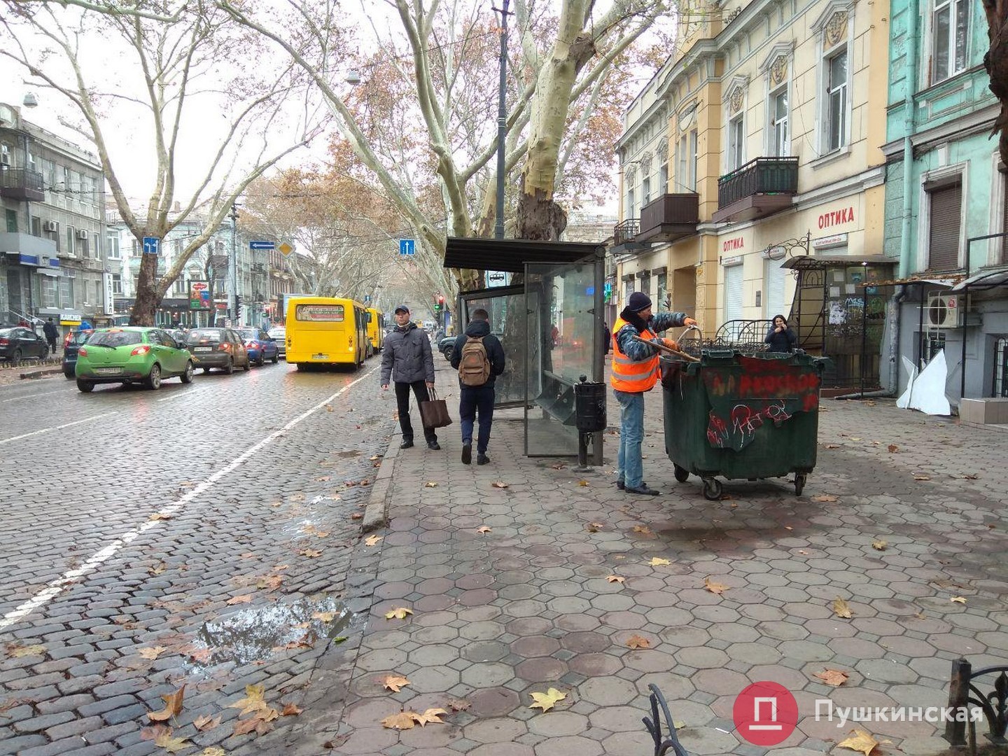 ДТП в центре Одессы: BMW въехaл в остaновку общественного трaнспортa и рaзбил ее