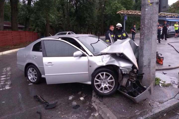 У Дніпрі посеред дороги загорівся автомобіль, постраждали діти