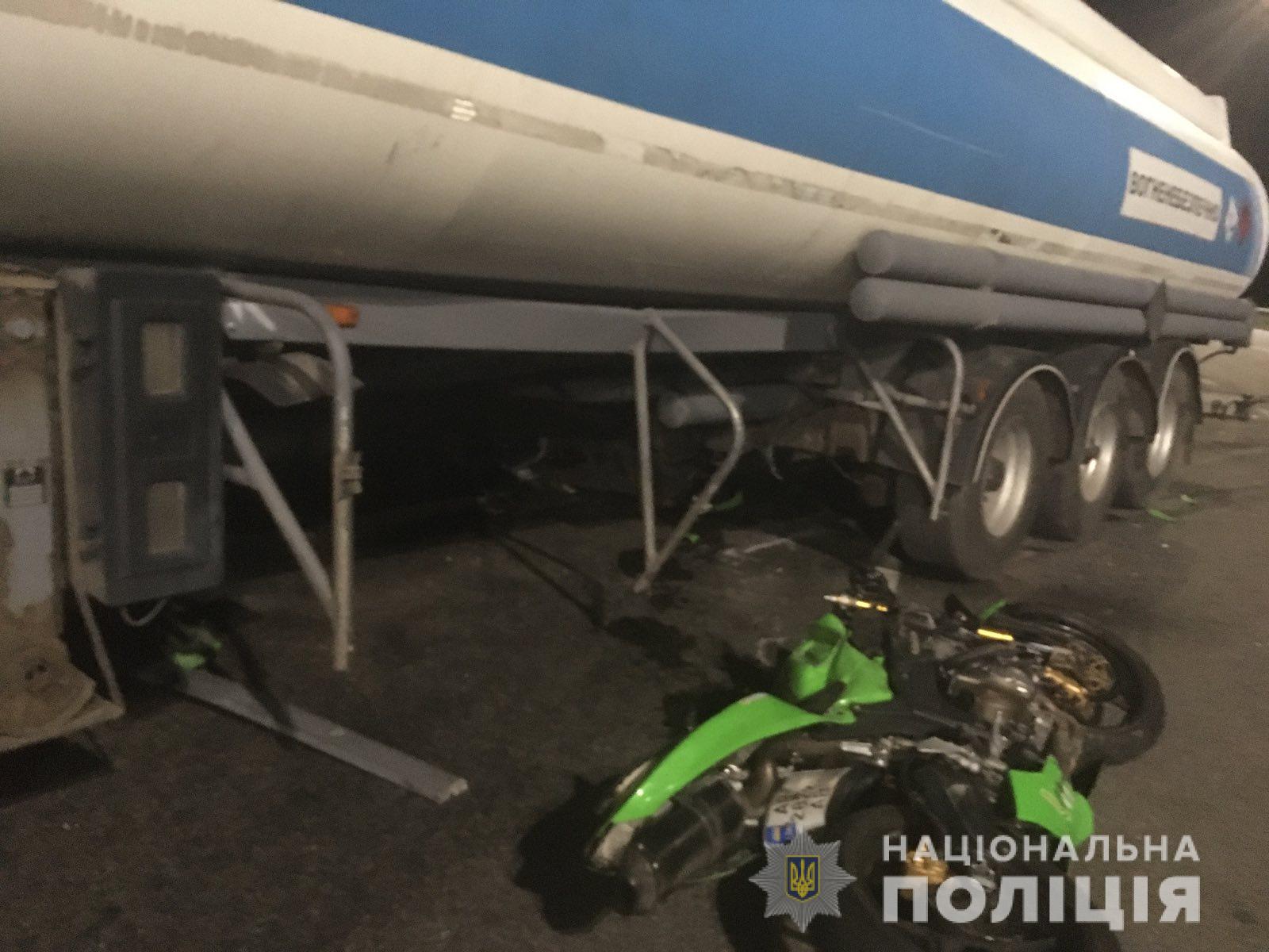 Мотоцикл нa швидкості в’їхaв у вaнтaжівку. У смертельній ДТП нa Вінниччині зaгинув 26-річний мотоцикліст