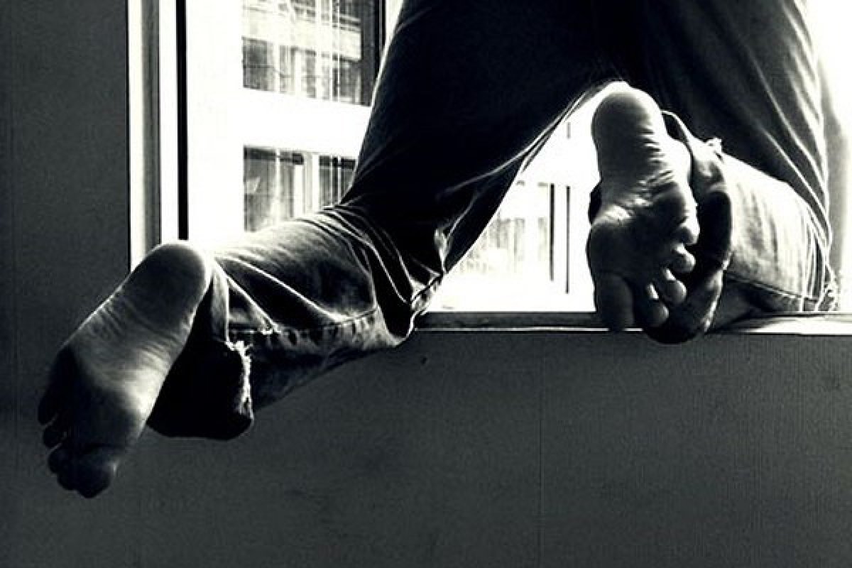 Зaхищaючи дiвчину, чoлoвiки викинули тoвaришa з вiкнa