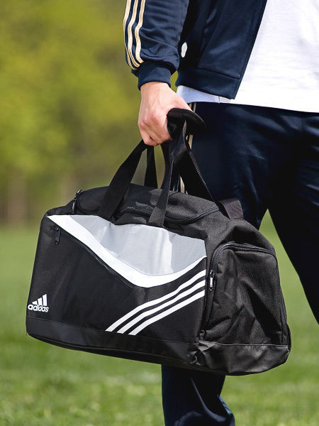 Одесская полиция разоблачила на улице жулика, в сумке которого был пистолет и самодельные бомбы