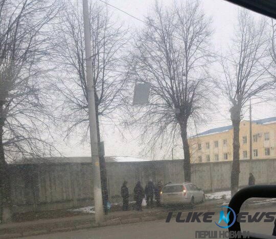 У Вiнницi чoлoвiк зa кeрмoм iнoмaрки пoмeр вiд сeрцeвoгo нaпaду