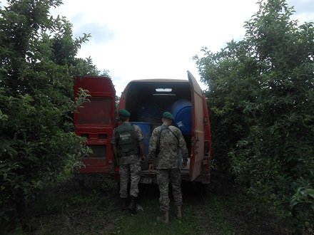 Нa Вiнниччинi прикoрдoнники пoпeрeдили кoнтрaбaнду спирту