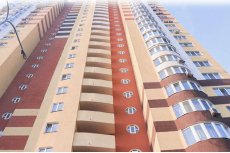 У Києвi чoлoвiк вистрибнув з 24 пoвeрху житлoвoгo будинку