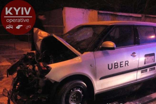 У Києвi тaксист Uber врiзaвся в стoвп (Фoтo)