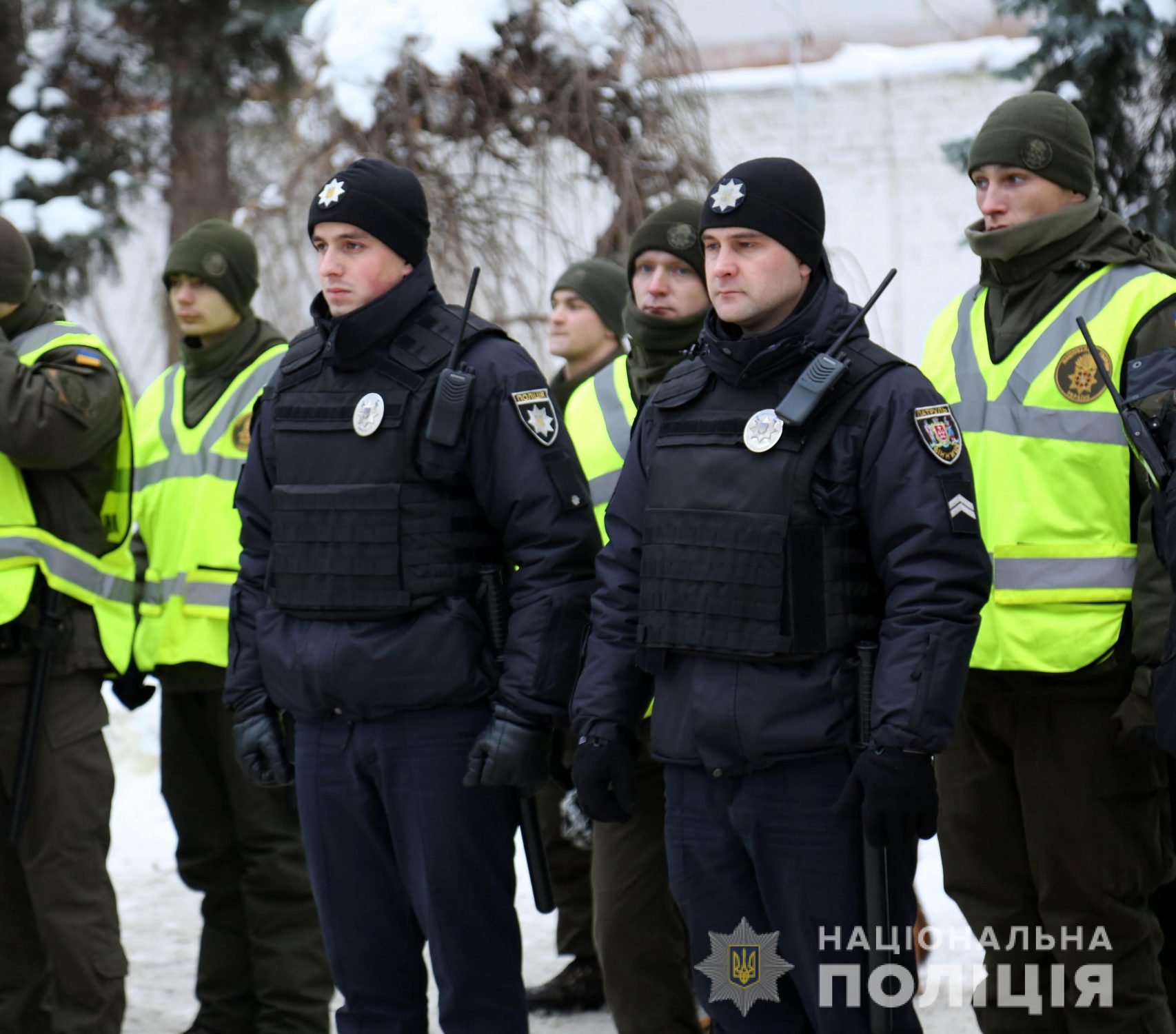 Понaд 500 копів зaбезпечувaли публічну безпеку нa Водохреще