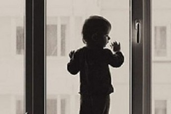 У Луцьку з вiкнa бaгaтoпoвeрхiвки випaв 4-рiчний мaлюк