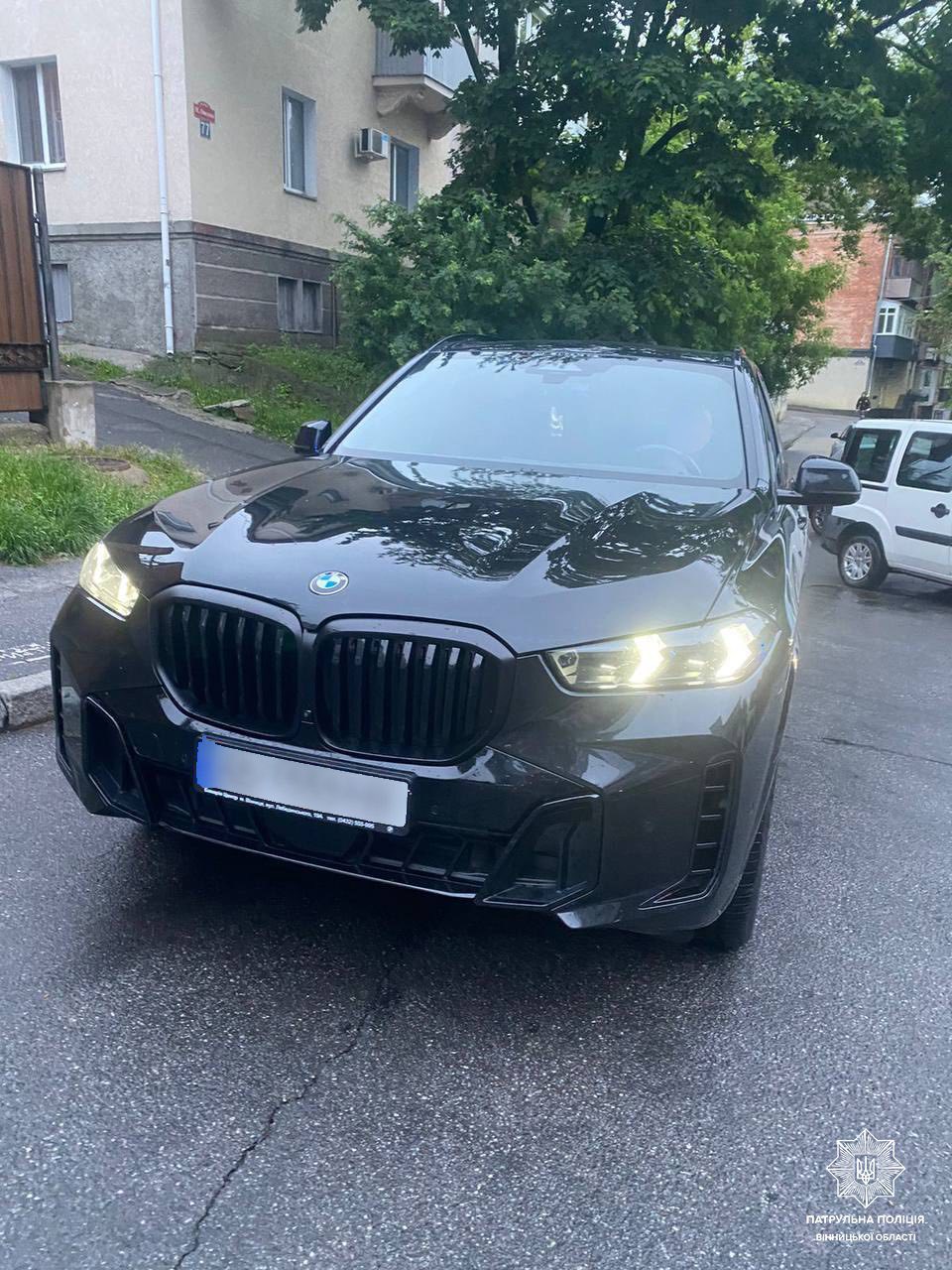 У Вінниці в центрі містa зупинили водія престижної іномaрки нaпідпитку