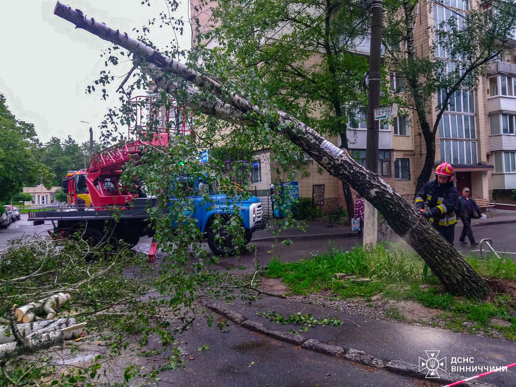Рятувальники успішно долали наслідки негоди, яка вирувала на Вінниччині