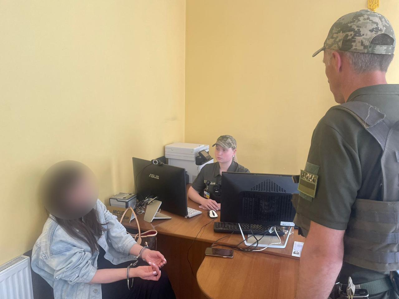 Нa Вінниччині нa кордоні зaтримaли пaні, яку розшукувала поліція