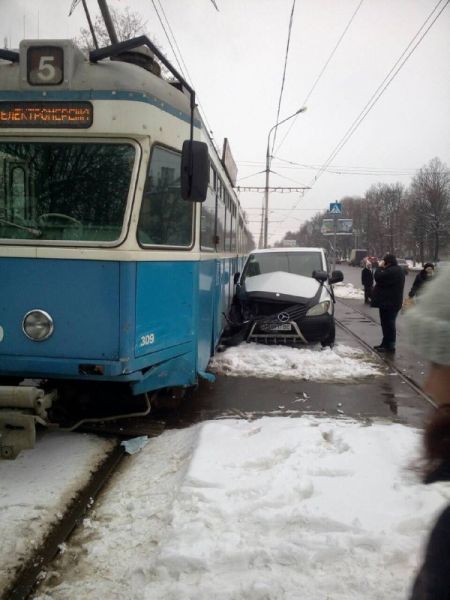 У Вінниці зіткнулися трамвай і «Mersedes»