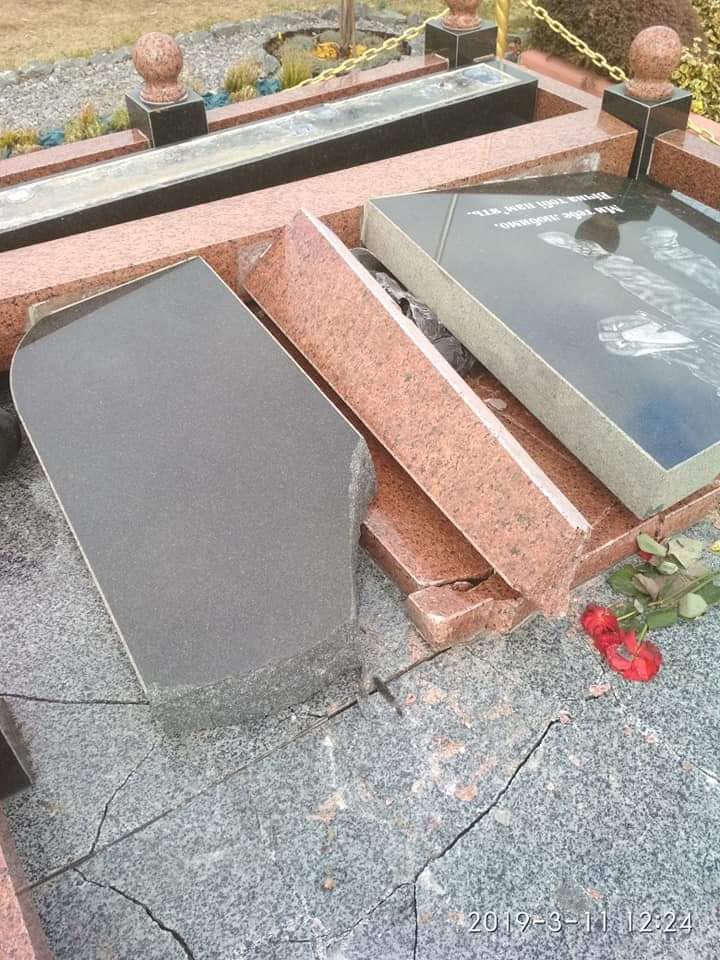 На Вінниччині вандали понівечили могилу бійця АТО
