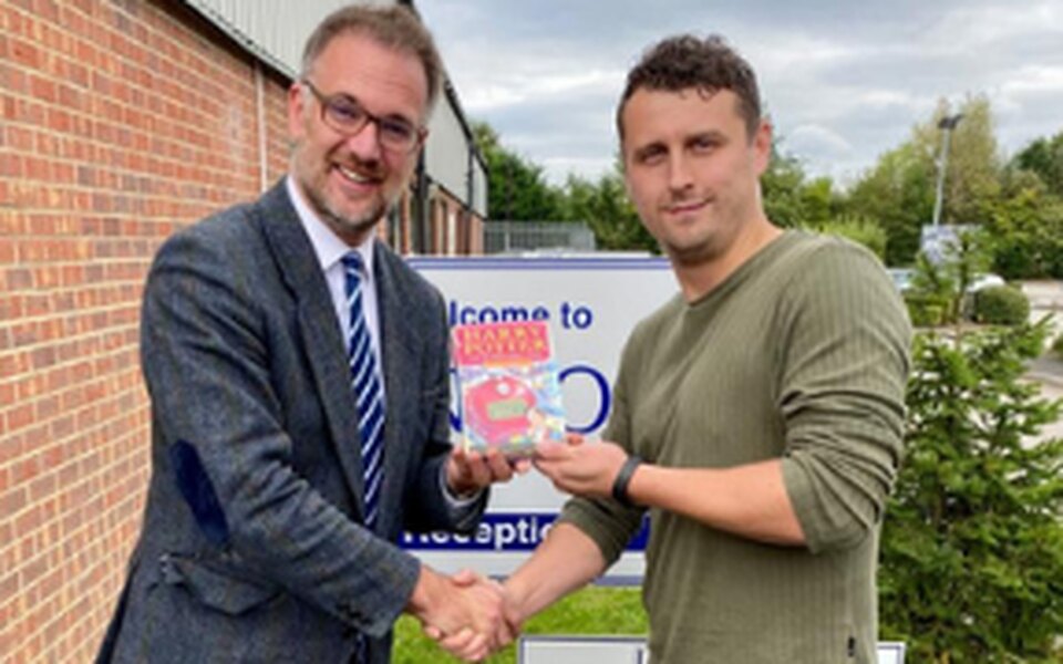 Британець на ім'я Гаррі Поттер продав екземпляр першого видання книги «Гаррі Поттер і філософський камінь» за 27,5 тисячі фунтів