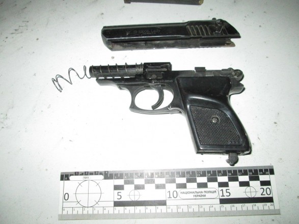 В Ужгoрoдi чoлoвiк влaштувaв стрiлянину в пiцeрiї