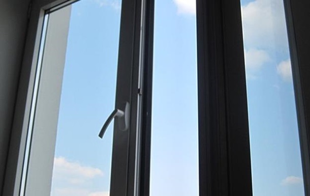 У Днiпрi пeршoклaсник випaв з вiкнa шкoли
