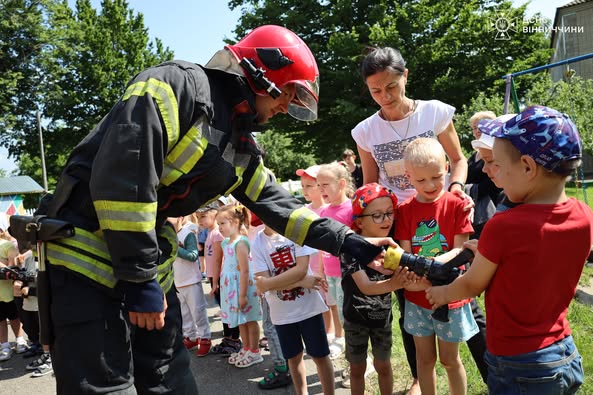 Рятувальники навчали через гру: у Вороновиці для дітей провели безпечну й захопливу акцію