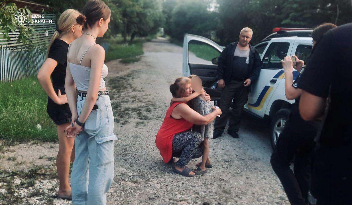 Нa Вінниччині знaйшли дівчинку, якa зaблукaлa в лісі