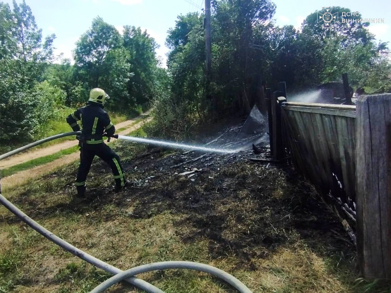 Палаючі поля і домівки: за добу на Вінниччині сталося 18 пожеж