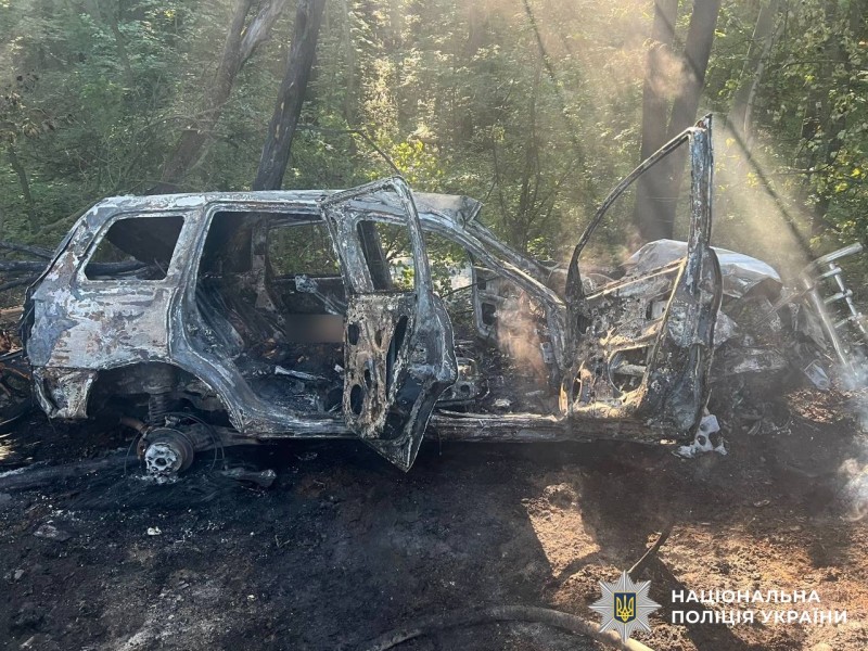 Поліція Вінниччини шукaє людей, які врятувaли пaсaжирa з авітвки, за лічені секунди до пожежі