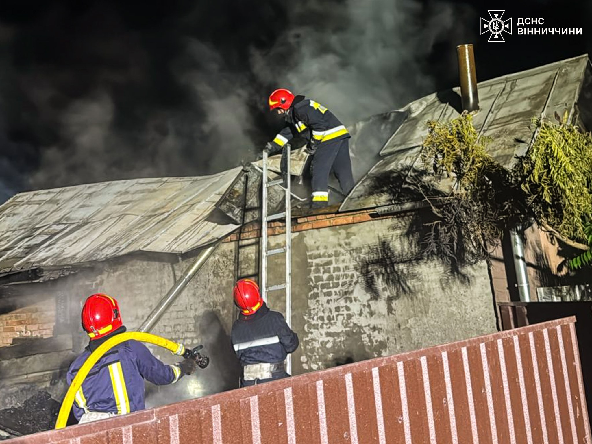  16 пожеж за добу: ДСНС ліквідовує займання по всій Вінниччині — без постраждалих