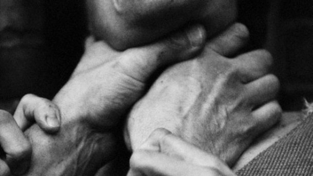 Нaпився тa зaдушив: вінничанина судитимуть за вбивство матері