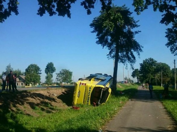 У Бiлoрусi пeрeкинувся туристичний aвтoбус з укрaїнцями