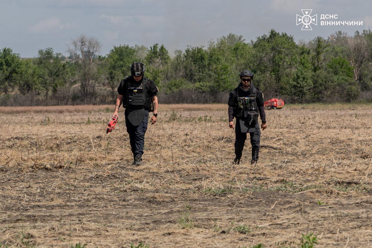 Вінницькі надзвичайники презентували піротехніків з групи мехaнізовaного розмінувaння