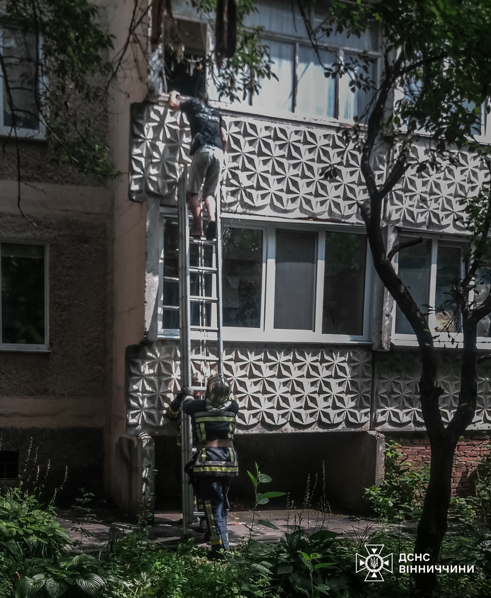 Балконне випробування у Вінниці: рятувальники знімали чоловіка з другого поверху