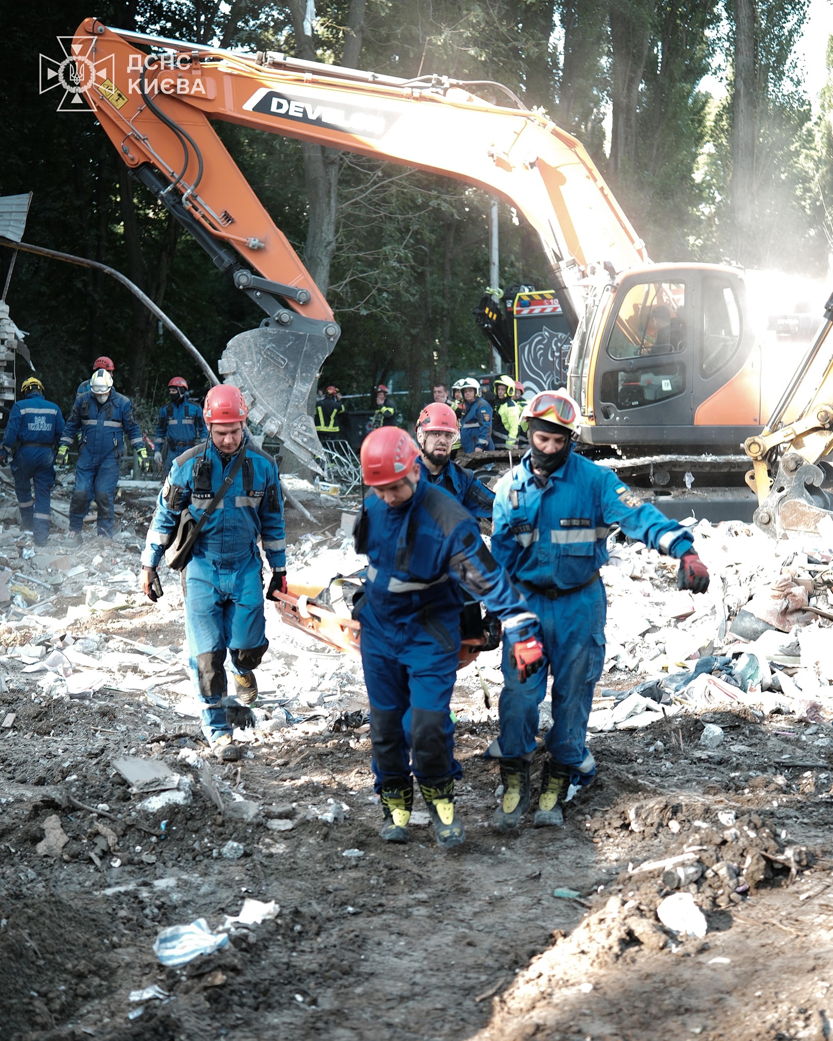 У Києві рятувальники деблокували тіло ще одного загиблого