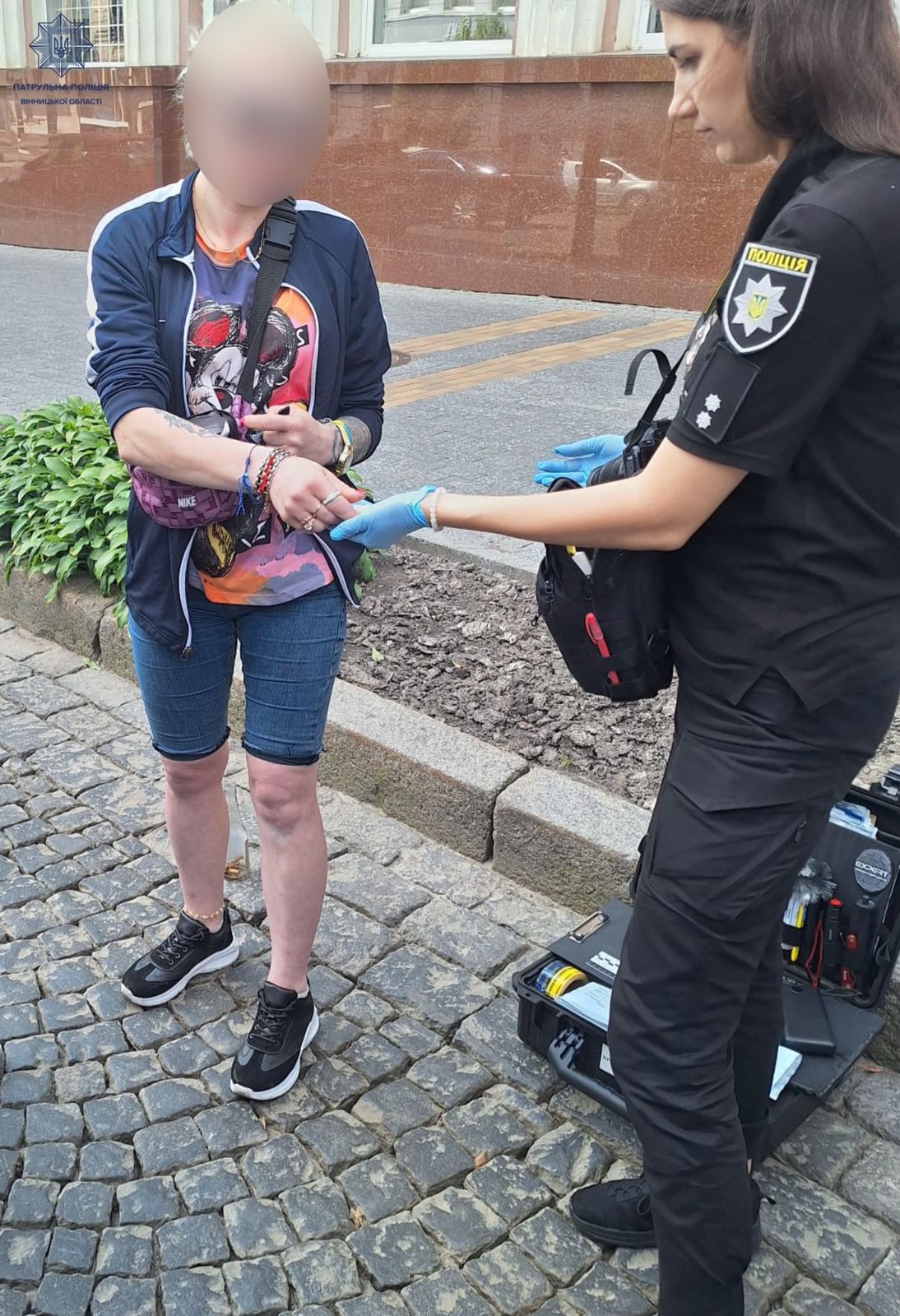 Нервова поведінка видала: у пасажирки авто виявили ймовірні наркотики