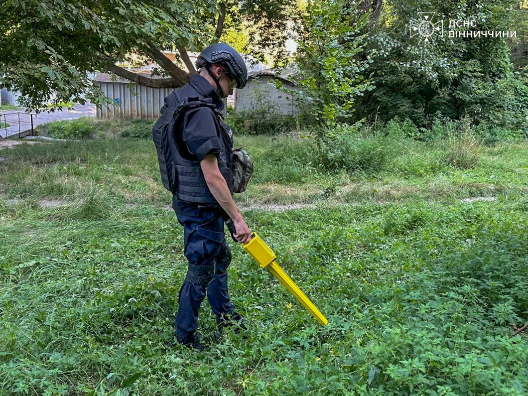 У Вінниці неподалік гаражів знайшли старий артилерійський снаряд