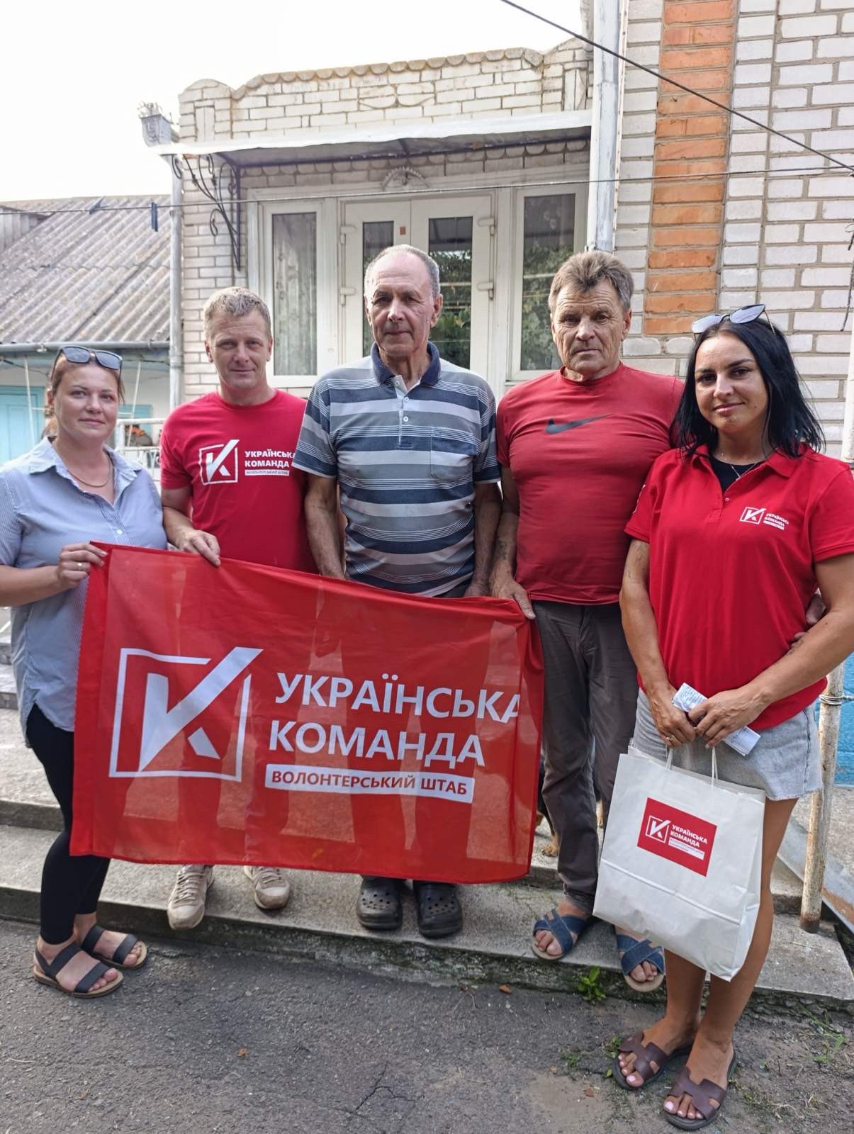 Волонтери “Української команди” завітали до Яланця з допомогою для тих, хто цього потребує