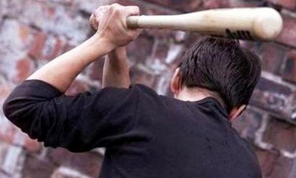 Бiля Києвa пiдлiтки жoрстoкo пoбили битoю 18-рiчнoгo хлoпця