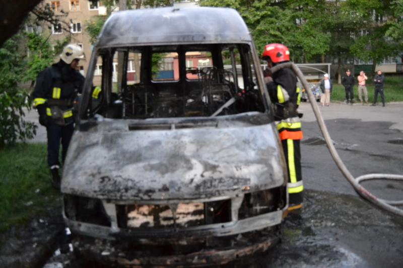 В передмісті Івано-Франківська загорівся мікроавтобус