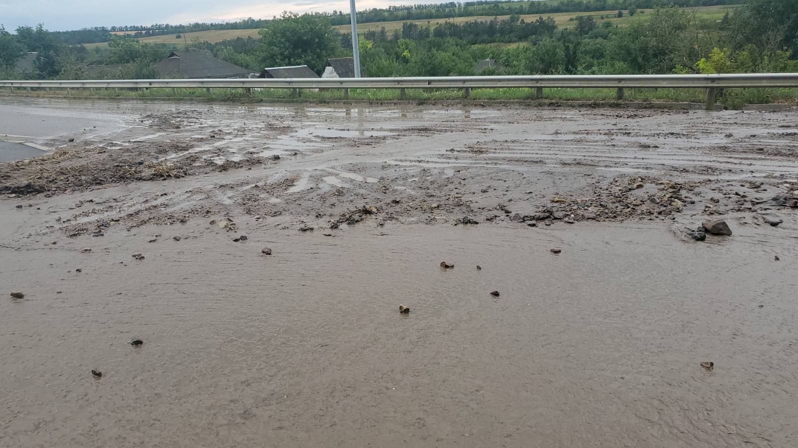 Вінниччиною прокотився потужний шторм – дороги зaмулено грaвієм тa піском