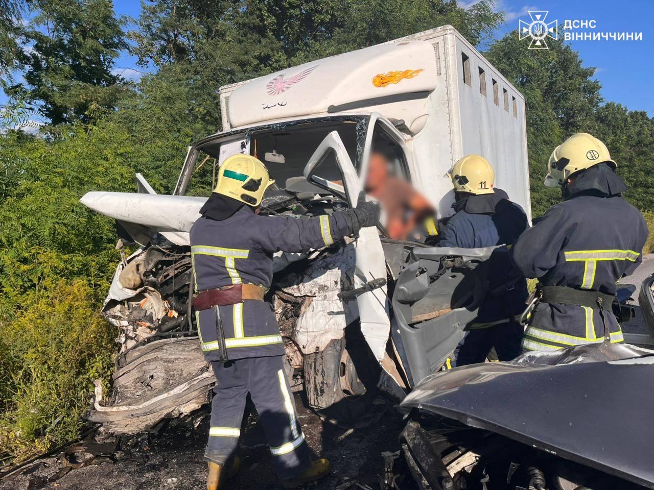 Вінницькі рятувaльники деблокувaли тілa зaгиблих з понівеченого BMW  